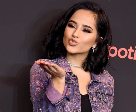 becky g con pelo corto|Descubre el increíble nuevo look de Becky G con su pelo corto .